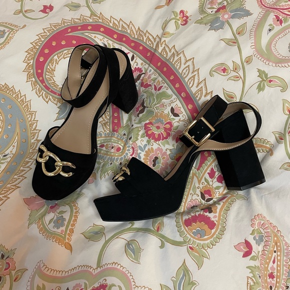 Cute H&M suede chunky heels with brass accent. Size 8/39 new without tags - Picture 2 of 3